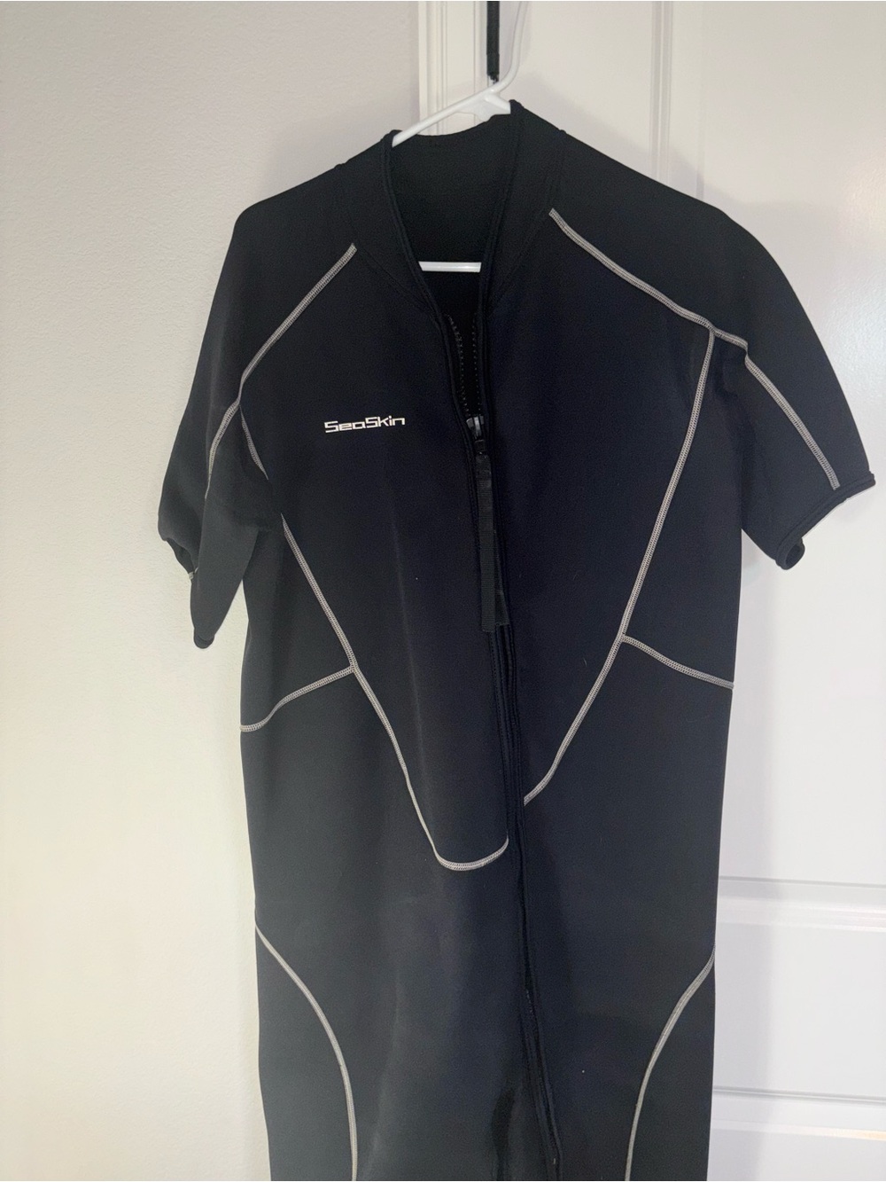 Skin Black Short-Sleeve Men’s Swim Rash Guard with Contrast Seams